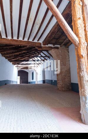 Vigas de madera en Villanueva de la Jara. Provincia de Cuenca. Castilla la Mancha. Espagne. Conjunto histórico artístico. Banque D'Images