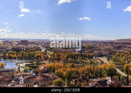 Panorama de Salamanque depuis les tours de la cathédrale avec vue sur le pont romain et la rivière Tormes, Castille et Leon, Espagne Banque D'Images