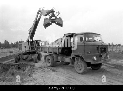 25 juillet 1985, Saxe, Eilenburg: Travaux de génie civil: Dans la zone de développement d'Eilenburg est, de nouveaux bâtiments résidentiels sont érigés au milieu des années 1980. Date exacte de l'enregistrement inconnue. Photo: Volkmar Heinz/dpa-Zentralbild/ZB Banque D'Images