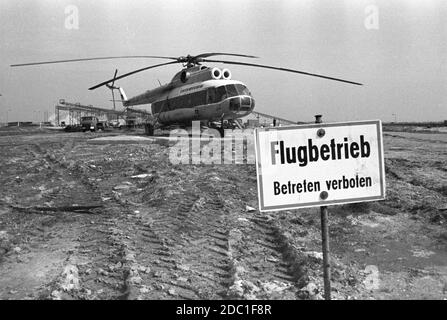 05 juillet 1983, Saxe, Eilenburg: 'Pas d'intrusion'. Un hélicoptère cargo de la compagnie aérienne Interflug de la RDA est utilisé pour les travaux aux travaux de gravier de Sprotta (près d'Eilenburg) à l'été 1983. Date exacte de l'enregistrement inconnue. Photo: Volkmar Heinz/dpa-Zentralbild/ZB Banque D'Images