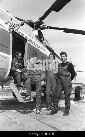 05 juillet 1983, Saxe, Eilenburg: Un hélicoptère cargo de la compagnie aérienne Interflug de la RDA est utilisé pour travailler dans l'usine de gravier Sprotta (près d'Eilenburg) à l'été 1983. Date exacte de l'enregistrement inconnue. Photo: Volkmar Heinz/dpa-Zentralbild/ZB Banque D'Images