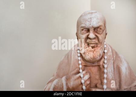 Statue du Saint-Père Pio. DOF peu profond avec espace de copie. Idéal pour les concepts ou les événements. Banque D'Images