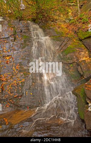 Chutes Juney Whank calmes au début de l'automne Great Smoky Mountains en Caroline du Nord Banque D'Images