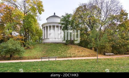 Tour d'eau et Temple de Vesta sur une colline dans Jardin Saxon à Varsovie Banque D'Images