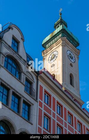 Vue sur la tour de l'horloge Heiliggeistkirche par beau temps, Munich, Bavière, Allemagne, Europe Banque D'Images