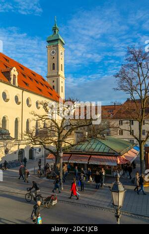 Vue sur le marché et la tour de l'horloge de l'église Heiliggeistkirche, Munich, Bavière, Allemagne, Europe Banque D'Images