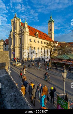 Vue sur le marché et la tour de l'horloge de l'église Heiliggeistkirche, Munich, Bavière, Allemagne, Europe Banque D'Images