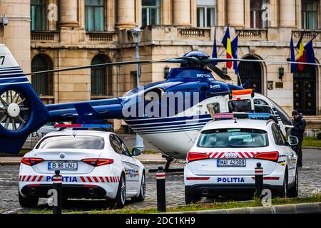 Audi Q5 moderne et Alfa Romeo Giulia voitures de police, police roumaine (Politia Rutiera) dans une intervention spéciale à Bucarest, Roumanie, 2020. Banque D'Images