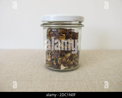 Champignons séchés dans un verre, Laurier bolete et porcino Banque D'Images