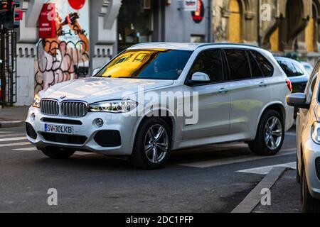 BMW blanche x5 en mouvement sur route asphaltée, vue latérale de la voiture sur la rue. Bucarest, Roumanie, 2020 Banque D'Images
