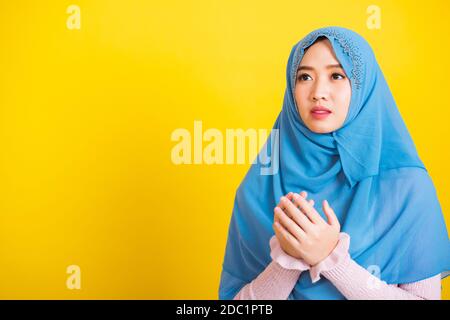 Asiatique musulman arabe, Portrait de bonne jeune femme religieuse portant le voile hijab elle henné décoré des mains priant à Allah Dieu, isolé sur vous Banque D'Images