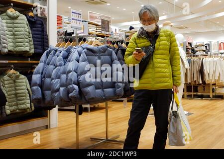 Tokyo, Japon. 18 novembre 2020. Un homme portant un masque facial dans le quartier commerçant de Ginza à Tokyo, au Japon. Le Japon a signalé plus de 2,000 nouveaux cas de coronavirus mercredi pour la première fois depuis l'épidémie du virus, et Tokyo a également confirmé un record quotidien dans ce que les experts disent être la troisième vague de la pandémie dans le pays. (Photo de Michele Sawada/Sipa USA) crédit: SIPA USA/Alay Live News Banque D'Images