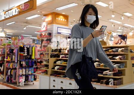 Tokyo, Japon. 18 novembre 2020. Une femme portant un masque facial dans le quartier commerçant de Ginza à Tokyo, au Japon. Le Japon a signalé plus de 2,000 nouveaux cas de coronavirus mercredi pour la première fois depuis l'épidémie du virus, et Tokyo a également confirmé un record quotidien dans ce que les experts disent être la troisième vague de la pandémie dans le pays. (Photo de Michele Sawada/Sipa USA) crédit: SIPA USA/Alay Live News Banque D'Images