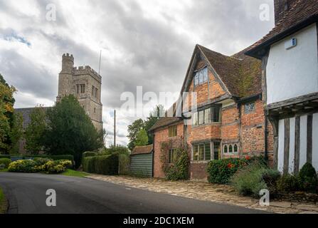 Église de Smarden et ancienne maison de campagne dans le village de Smarden, Kent, Royaume-Uni Banque D'Images