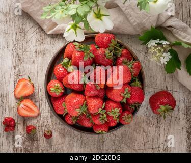 Photo encore sombre avec fraise d'été, vue du dessus Banque D'Images