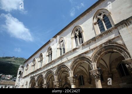 Colonnes et extérieur du Palais du Duc (Knezev dvor) à Dubrovnik, Croatie Banque D'Images