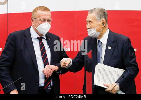 Tokyo, Japon. 18 novembre 2020. (201118) -- TOKYO, 18 novembre 2020 (Xinhua) -- John Coates (L), président de la commission de coordination du Comité International Olympique (CIO) pour les Jeux Olympiques Tokyo 2020, et Mori Yoshiro, président de Tokyo 2020, se détournent après avoir assisté à une conférence de presse conjointe à Tokyo, Japon, le 18 novembre 2020. (Rodrigo Reyes Marin/Pool via Xinhua) Credit: Xinhua/Alay Live News Banque D'Images