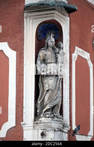 Vierge Marie avec bébé Jésus, statue sur la façade de la maison à Ptuj, ville sur les rives du fleuve Drava, Basse-Styrie, Slovénie Banque D'Images