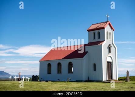 Église islandaise rurale typique sous un ciel bleu d'été Banque D'Images