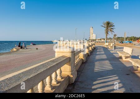 Route en pierre de la Corniche de Jeddah, 30 km station balnéaire de la ville de Jeddah avec route côtière, zones de loisirs, pavillons et sculptures civiques à Jeddah, Banque D'Images