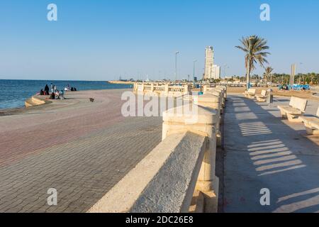 Route en pierre de la Corniche de Jeddah, 30 km station balnéaire de la ville de Jeddah avec route côtière, zones de loisirs, pavillons et sculptures civiques à Jeddah, Banque D'Images