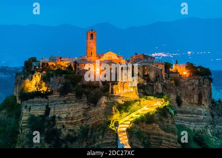 Vue sur Civita di Bagnoregio, ville de la province de Viterbo, Latium, Italie Banque D'Images