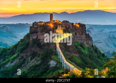 Vue sur Civita di Bagnoregio, ville de la province de Viterbo, Latium, Italie Banque D'Images