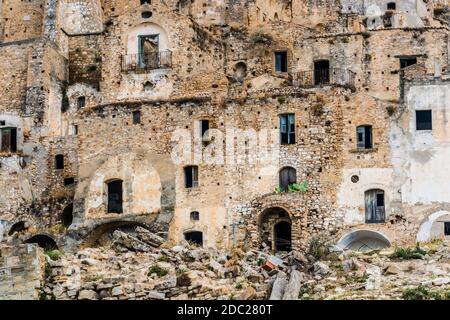 Ruines de Cracovie, une ville fantôme dans la province de Matera, Basilicate, Italie Banque D'Images