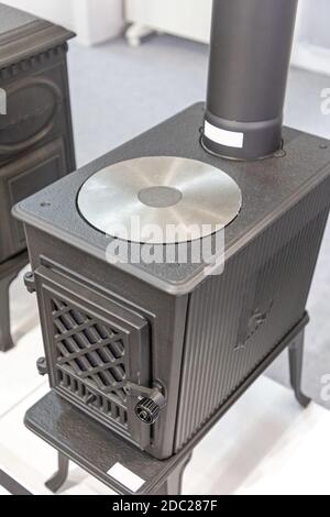 Poêle à bois noir en fonte Nouveau Banque D'Images