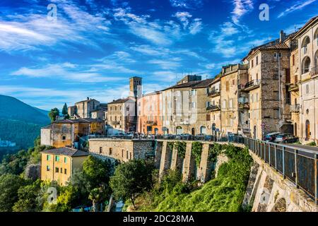 Vue sur Narni, une ancienne colline et commune de l'Ombrie, dans le centre de l'Italie Banque D'Images