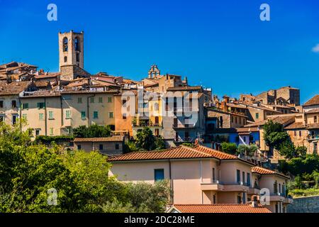 Vue sur Narni, une ancienne colline et commune de l'Ombrie, dans le centre de l'Italie Banque D'Images