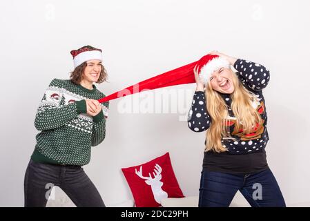 Junge Frauen freuen sich auf des Weihnachtsfest Banque D'Images