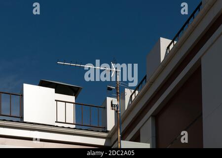 Antenne de réception radio sur le toit du bâtiment. Banque D'Images