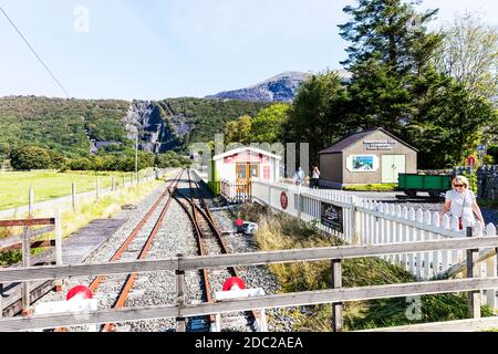 Le chemin de fer de Llanberis Lake est un 1 ft 11 ¹₂ dans le chemin de fer de voie étroite du patrimoine qui fonctionne sur 2.5 miles Le long de la rive nord de Llyn Padarn Banque D'Images