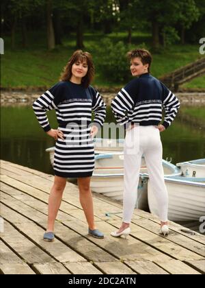 les modèles des années 1980 montrent des tricots avec un thème nautique, pour une compagnie de tricots Banque D'Images