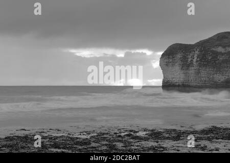 Scène de lever de soleil noir et blanc à la plage de Flamborough, East Yorkshire, Royaume-Uni. Banque D'Images