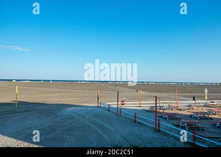 Une vue sur la plage de Wildwood et l'océan avec Bancs de parc et une Fence Banque D'Images