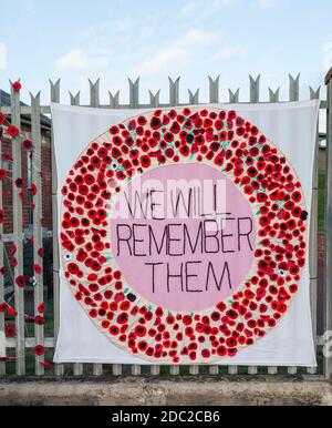 Un drap garé de coquelicots et de mots, "nous nous en souviennent" Comme un hommage de remberance à la Heugh Gun Battery, Hartlepool, Angleterre, Royaume-Uni Banque D'Images