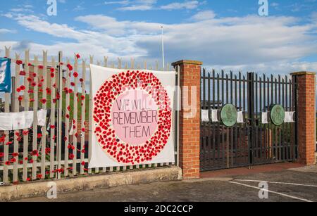 Un drap garé de coquelicots et de mots, "nous nous en souviennent" Comme un hommage de remberance à la Heugh Gun Battery, Hartlepool, Angleterre, Royaume-Uni Banque D'Images