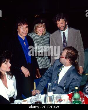 Eric Clapton aux Ivor Novello Awards en 1986 avec Pattie Boyd et Bill Wyman saluent Elton John Et son ex-femme Renate Blauel Banque D'Images