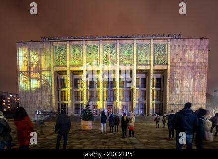 Cracovie, Pologne - 3 Février, 2018 : Mapping sur la façade du Musée national inspiré par la peinture de Stanislaw Wyspianski. Cracovie, Pologne Banque D'Images