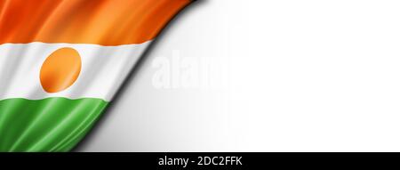 Drapeau du Niger isolé sur blanc. Bannière panoramique horizontale. Banque D'Images