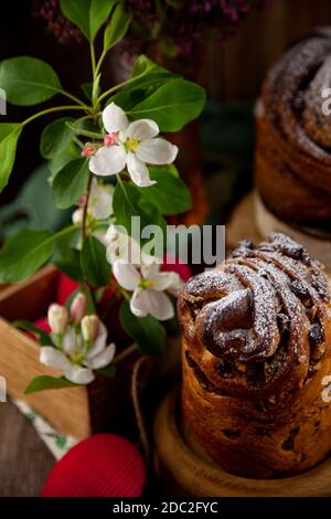 Gâteau de Pâques kraffin. Kraffins aux raisins secs, fruits confits et graines de pavot, saupoudrés de sucre en poudre. Gros plan sur un gâteau maison. Cruffin. Nourriture. Banque D'Images
