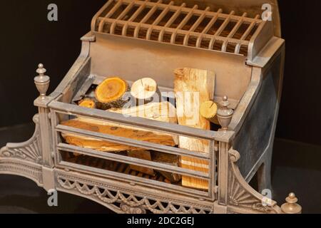 Cheminée traditionnelle en fer forgé dans le salon Banque D'Images