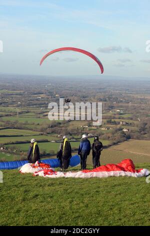 Amateurs de planeurs et de parapentes photographiés à Devils Dyke, surplombant Fulking et près de Brighton dans East Sussex, Royaume-Uni. Banque D'Images