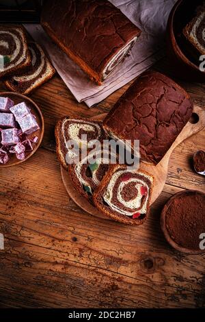 Brioche tourbillonnante au cacao et délice turc sur fond de bois Banque D'Images