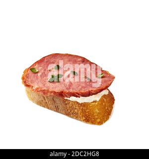 Bruschetta avec fromage à la crème et tranche de saucisse sur blanc Banque D'Images