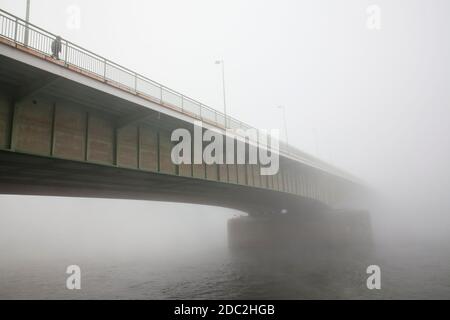 Le pont Deutzer au-dessus du Rhin dans le brouillard, Cologne, Allemagne. Die Deutzer Bruecke ueber den Rhein im Nebel, Koeln, Deutschland. Banque D'Images