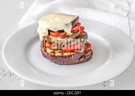 Tranches d'aubergines avec tomates cerises et mozzarella fondue Banque D'Images