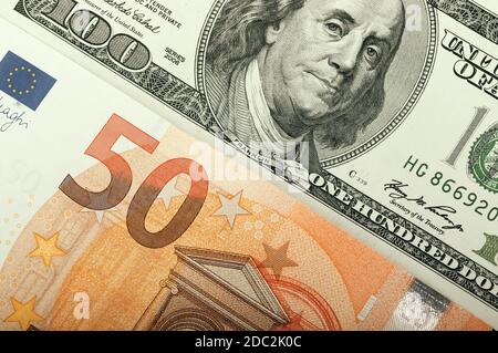 Contexte de billets de dollars et d'euros situé à Banque D'Images